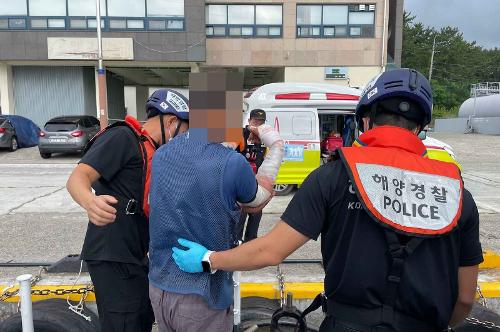 (220726)사천해양경찰서_ 사량도 응급환자(깊은 열상) 이송 사진3