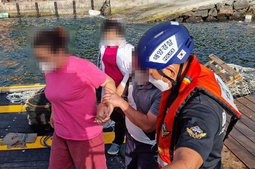 (220801)사천해양경찰서_ 통영시 욕지면 상노대도 응급환자 이송 사진1
