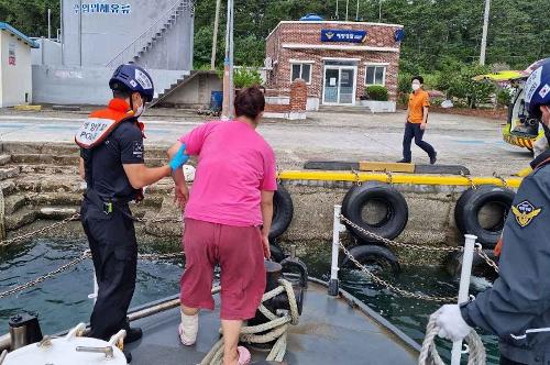 (220801)사천해양경찰서_ 통영시 욕지면 상노대도 응급환자 이송 사진4
