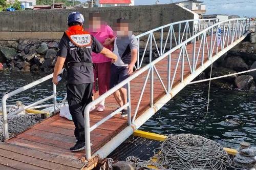 (220801)사천해양경찰서_ 통영시 욕지면 상노대도 응급환자 이송 사진2