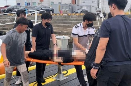 (220811)사천해경, 팔포항 앞 해상추락자 구조 사진1
