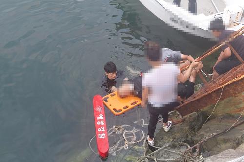 (220811)사천해경, 팔포항 앞 해상추락자 구조 사진2
