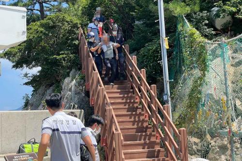 (220818)사천해경_ 통영시 사량면 수우도 호흡곤란 응급환자 이송 사진1