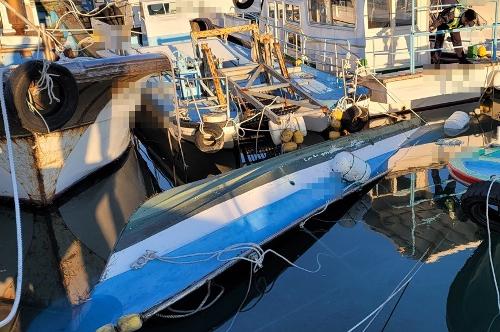 (221024)사천해경_ 팔포항 계류된 모터보트 전복 발생 사진1