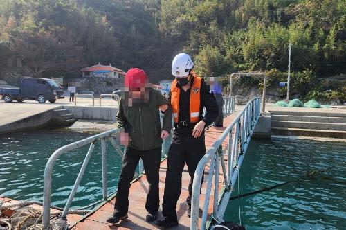 (221028)사천해경, 통영시 두미도 손가락 골절 응급환자 발생 사진2