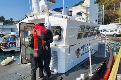 (221028)사천해경, 통영시 두미도 손가락 골절 응급환자 발생 사진1