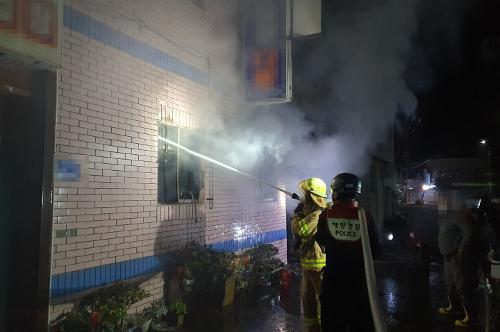 (221101)사천해경, 사량도 소재 건물 화재 발생 진화 사진3