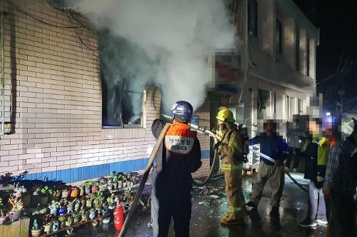 (221101)사천해경, 사량도 소재 건물 화재 발생 진화 사진1