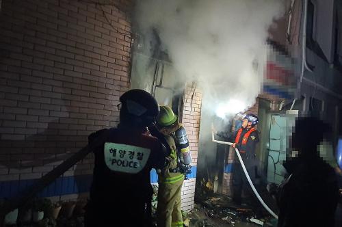 (221101)사천해경, 사량도 소재 건물 화재 발생 진화 사진2