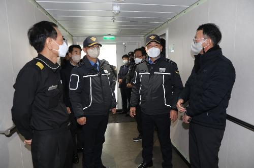 (221213)남해지방해양경찰청장 사천을 찾아 여객선 안전확인 사진2