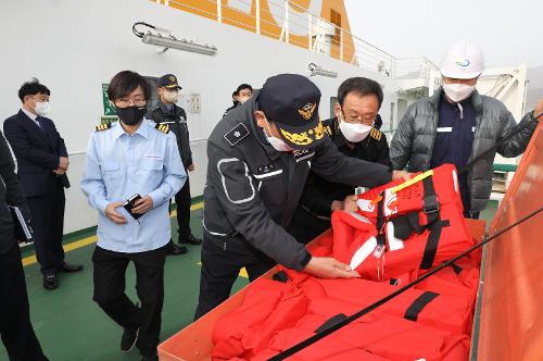 (221213)남해지방해양경찰청장 사천을 찾아 여객선 안전확인 사진1