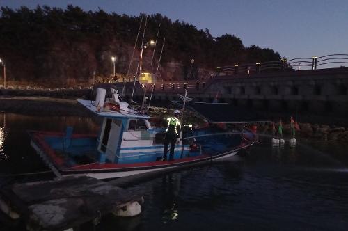 (221226)사천해경, 고성군 맥전포항 계류 선박 침몰 발생(보도자료) 사진1
