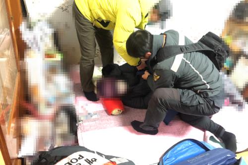 (230125)사천해경_ 풍랑주의보 속 섬마을 마도 거주 응급환자 이송 사진2