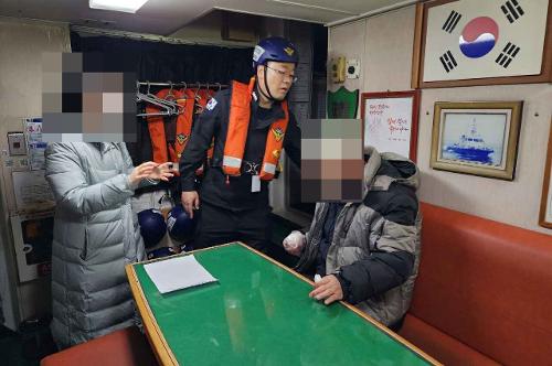 (230227)사천해경, 어젯밤 방파제에서 떨어져 다친 환자 이송... 생명에 지장은 없어 사진1
