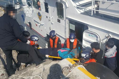 (230320)사천해경_ 사량도 찾은 관광객 응급환자 긴급 이송...생명에 지장이 없어 사진2