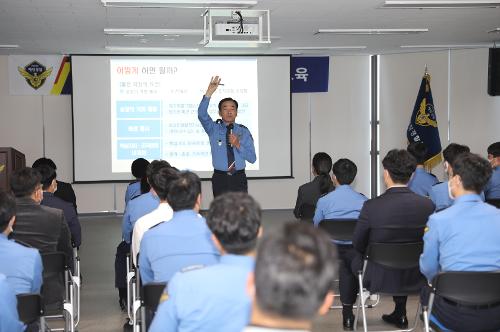 (230328)윤병두 남해해경청장, 사천해경서 '내가 몸 담고 있는 우리 해경은 좋은 직장인가'강연 사진2