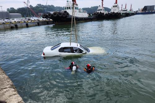 (230706)사천해경, 해상 차량 추락 구조 능력 향상을 위한 현장훈련 진행 사진2