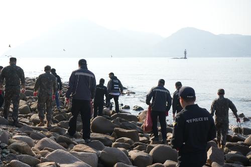 (251126) 유관기관 해안가 마약류 유입 합동 수색 실시