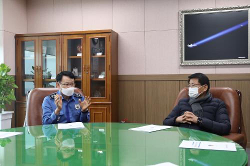 210123 서삼석 국회의원 서해해경청 방문 괭생이 모자반 수거 노고 격려 사진1