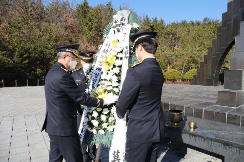서해해경청장, 새해 현충탑 참배...서남해 주권 수호 의지 다져 사진2