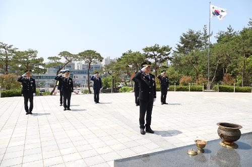 220603 서해해경청, 제67회 현충일 맞아 현충탑 참배 사진1