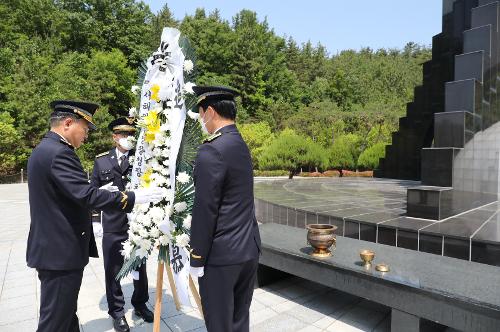 220603 서해해경청, 제67회 현충일 맞아 현충탑 참배 사진4