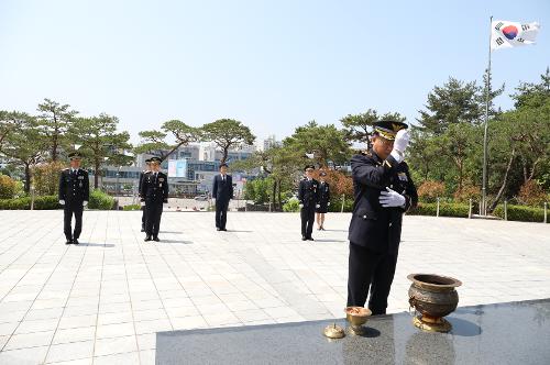 220603 서해해경청, 제67회 현충일 맞아 현충탑 참배 사진3