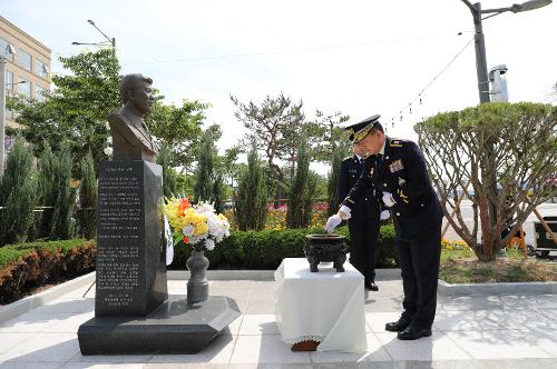 230607 김인창 서해해경청장, 故 박경조 경위 흉상 찾아 분향 사진1