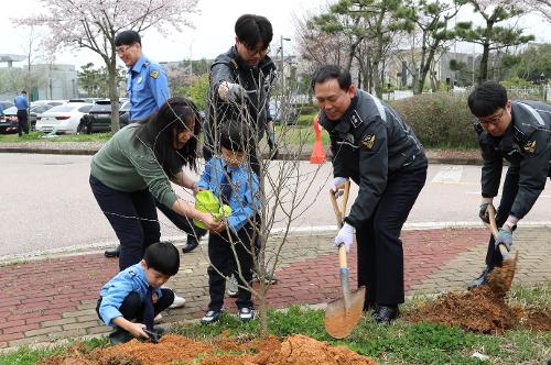 서해해경청  식목일 나무 심기 행사 개최 사진1