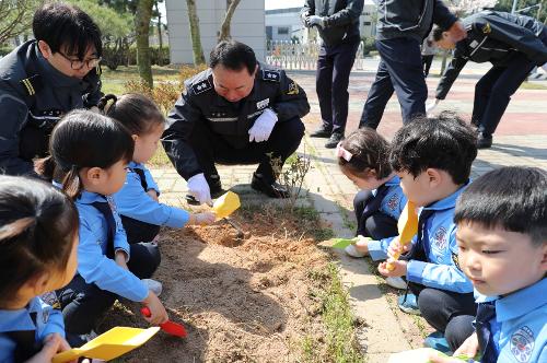 서해해경청, 식목일 나무심기 행사 개최  사진2