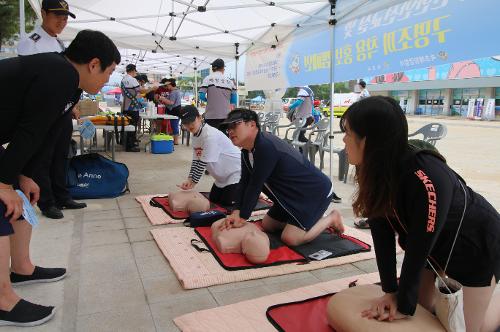 속초해수욕장, 여름철 물놀이 안전홍보부스 운영 5