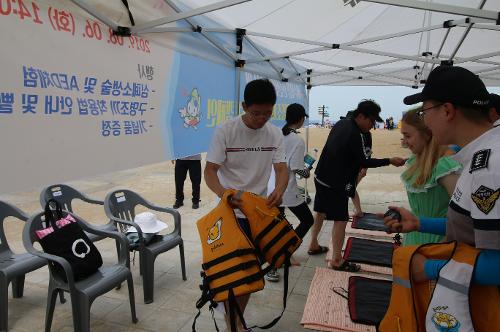 속초해수욕장, 여름철 물놀이 안전홍보부스 운영 6