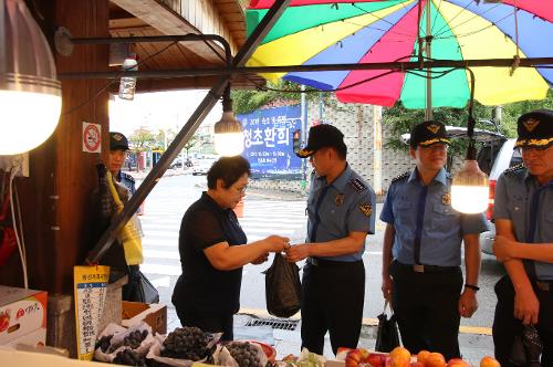 속초해경 추석 명절 맞이 전통시장 찾아 4