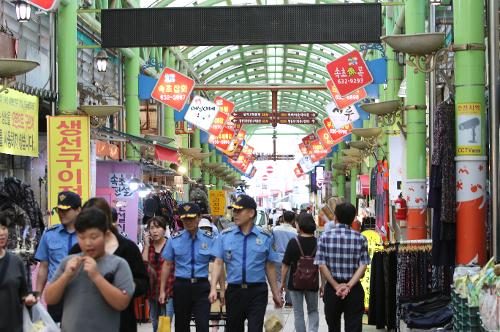 속초해경 추석 명절 맞이 전통시장 찾아 3