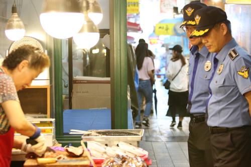 속초해경 추석 명절 맞이 전통시장 찾아 2