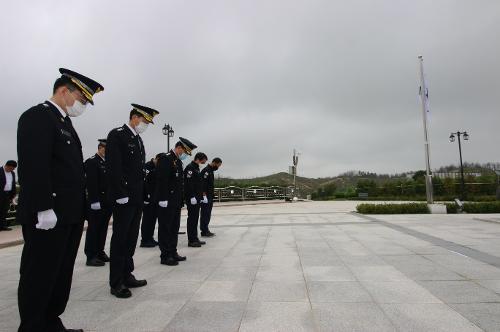 속초해경, 해양경찰 전우회와 충혼탑 참배 1