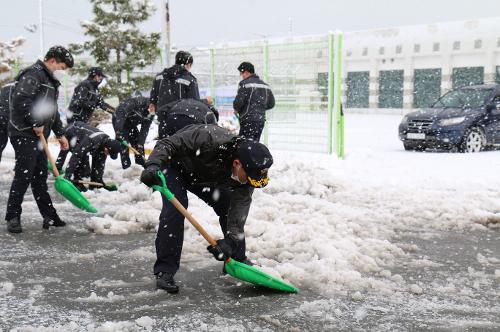 속초해경, 폭설 대응 안전관리 강화 및 제설 작업 실시 2