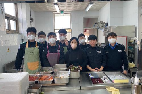(0201) 의무경찰, 사랑의 배식 봉사 사진4