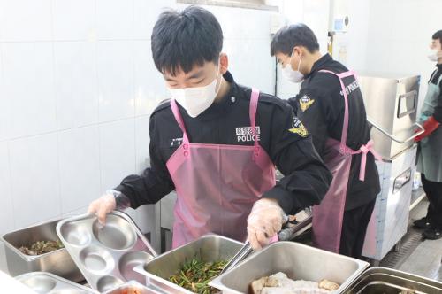 (0201) 의무경찰, 사랑의 배식 봉사 사진1