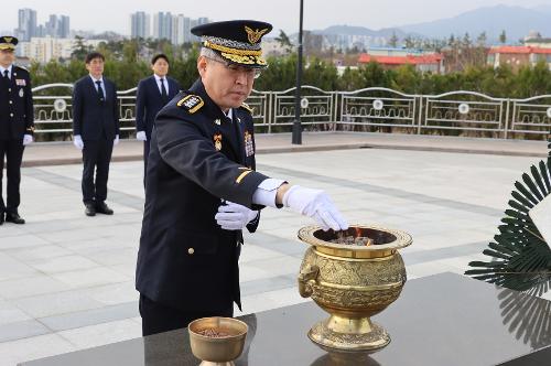 (0314) 해양경찰청장, 충혼탑 참배 사진1