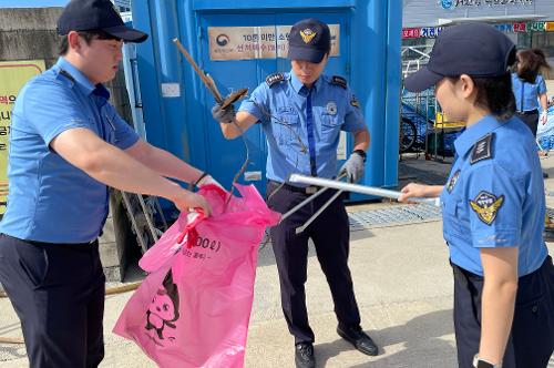 속초해경, 제24회 국제연안정화의 날 기념 거진항,주문진항 정화활동 실시 사진1