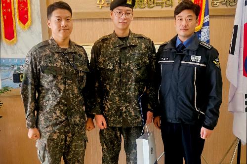 속초해경, 실종 다이버 극적 생환에 기여한 육군 상병에게 표창장 전달 사진2