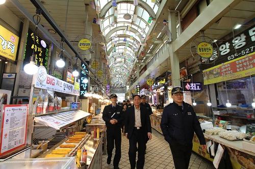 속초해양경찰서 설 명절 맞아 전통시장을 방문하였습니다. 1