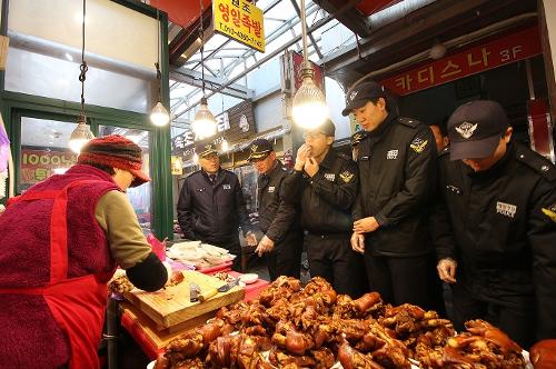 속초해양경찰서 설 명절 맞아 전통시장을 방문하였습니다. 4