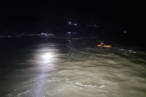 250511 꾸지나무골 해변 갯바위 고립자 구조 사진1