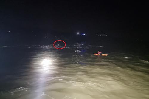250511 꾸지나무골 해변 갯바위 고립자 구조 사진2