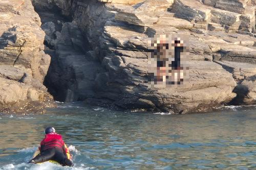 250731 태안해경 민어도 갯바위 고립객 2명 구조 사진3