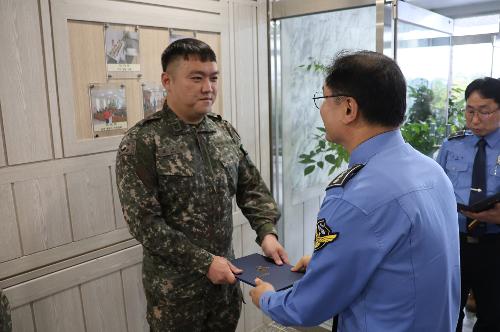 251013 밀입국선박 검거 유공자 격려 방문(8해감대 표창수여) 4