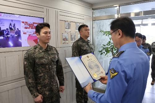 251013 밀입국선박 검거 유공자 격려 방문(8해감대 표창수여) 3
