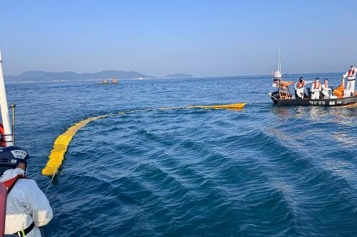 251030 태안해경, 충남 태안 목개도 인근 침몰선박 긴급 방제작업 9